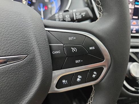 Used 2026 Chrysler Pacifica Limited FWD image 19