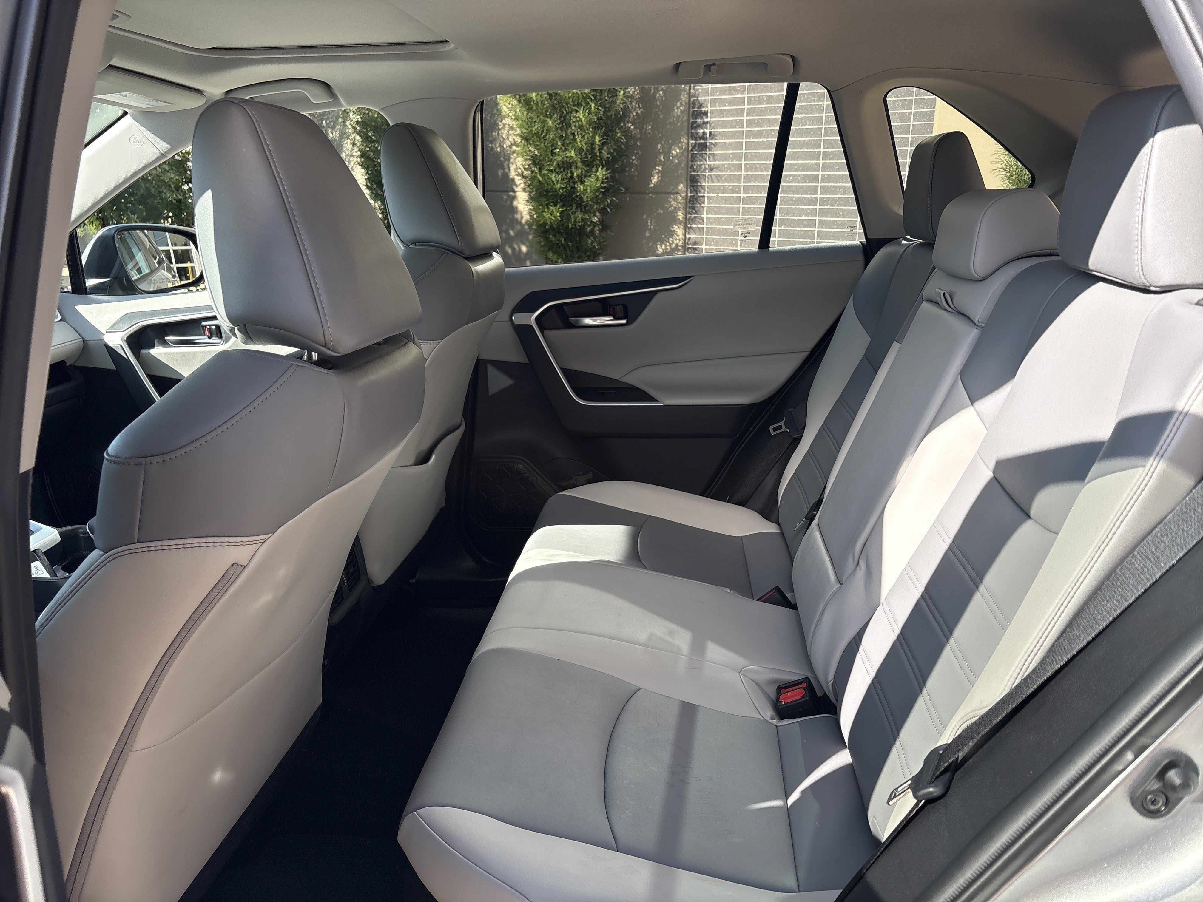 Used 2021 Toyota RAV4 XLE Premium AWD/4WD image 31