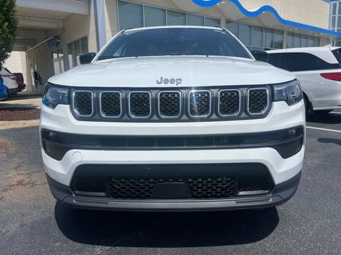 Used 2023 Jeep Compass Latitude w/ Sun and Sound Group AWD/4WD image 3