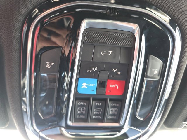 Used 2023 Jeep Grand Cherokee Overland w/ Luxury Tech Group IV AWD/4WD image 17