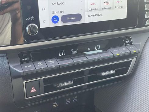 Used 2025 Toyota Camry SE w/ Convenience Package image 18