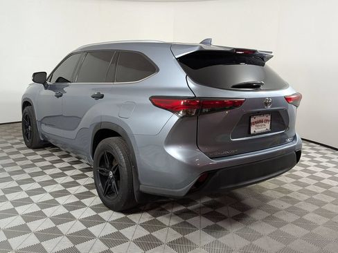 Used 2022 Toyota Highlander XLE AWD/4WD image 5