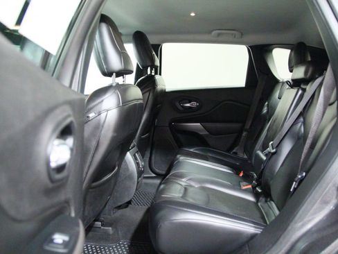 Used 2019 Jeep Cherokee Latitude Plus w/ Cold Weather Group AWD/4WD image 28
