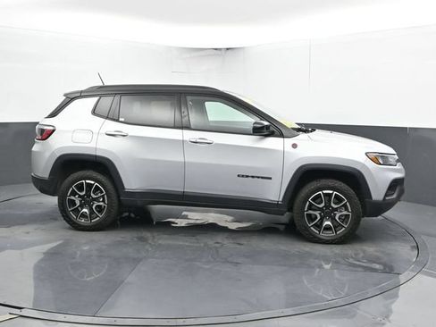 Used 2025 Jeep Compass Trailhawk AWD/4WD image 4