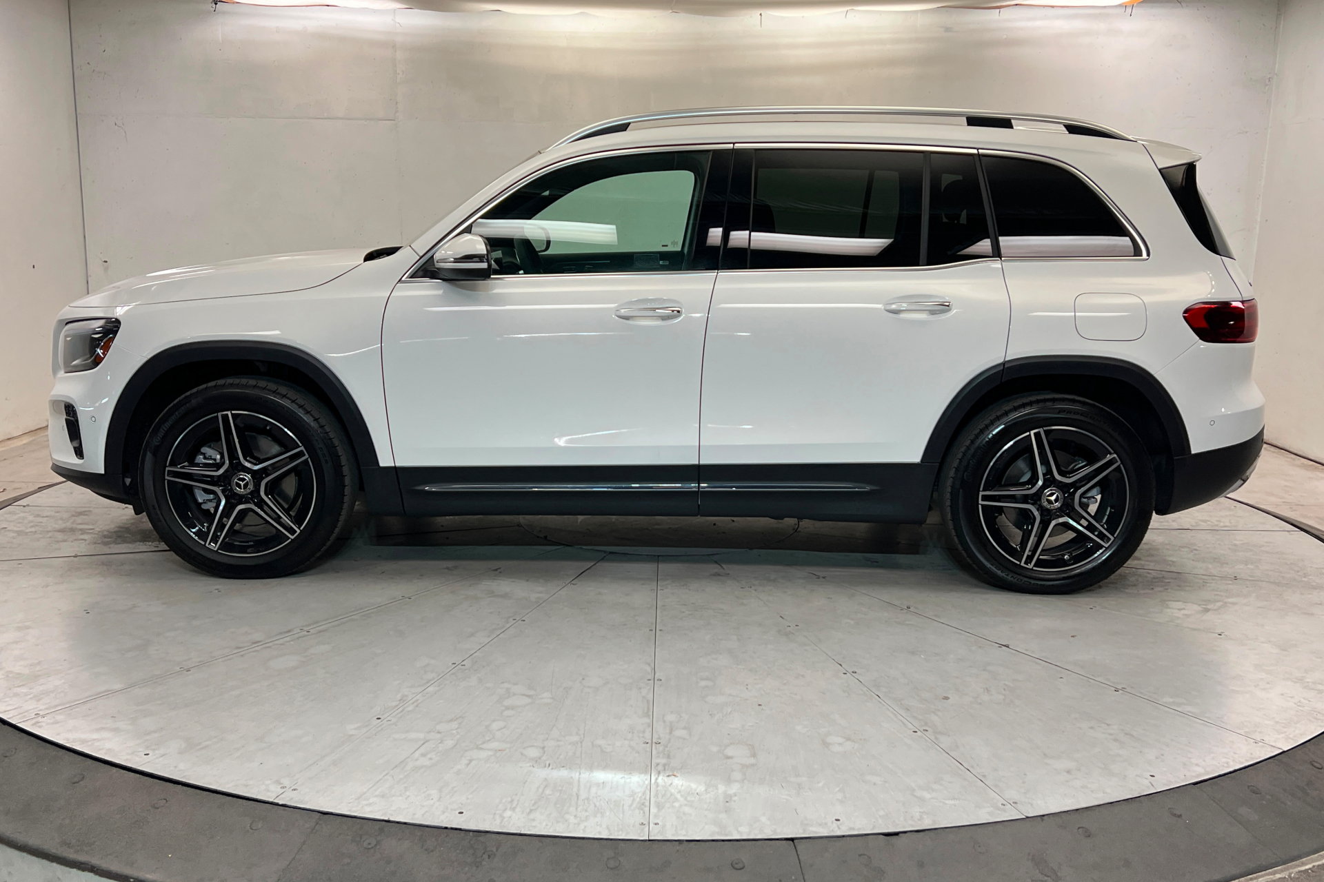 New 2026 Mercedes-Benz GLB 250 4MATIC image 2