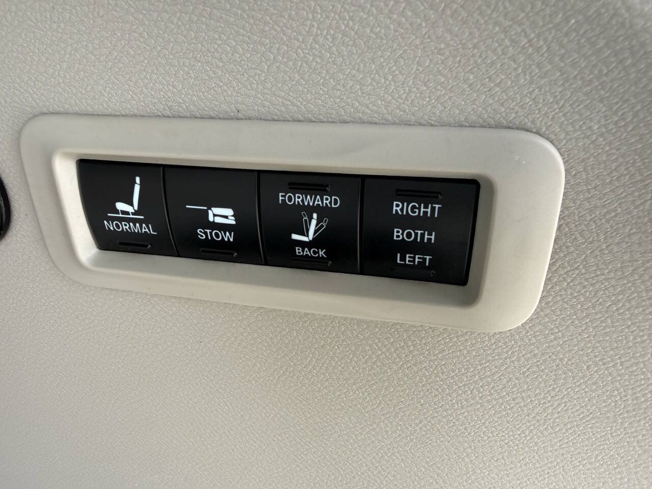 Used 2017 Chrysler Pacifica Limited w/ UConnect Theater Package FWD image 15