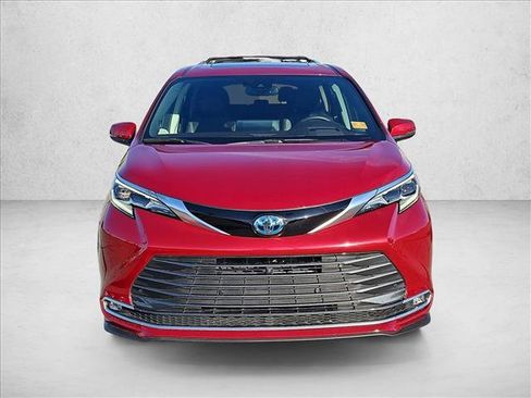 Used 2024 Toyota Sienna Platinum image 2