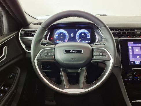Used 2025 Jeep Grand Cherokee Altitude RWD image 15