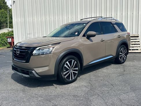 Used 2023 Nissan Pathfinder Platinum AWD/4WD image 2
