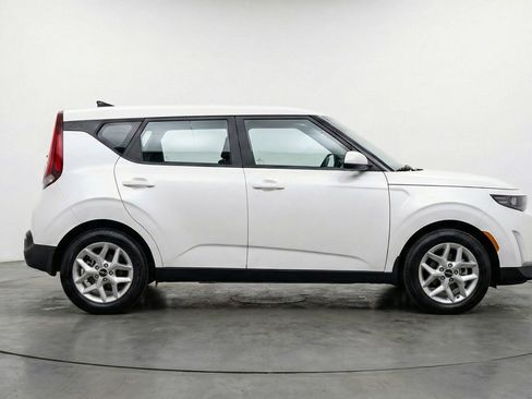Used 2025 Kia Soul LX w/ LX Technology Package FWD image 11