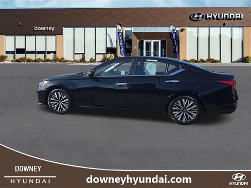 Used 2024 Nissan Altima 2.5 SV FWD image 2