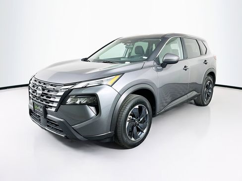 Used 2024 Nissan Rogue SV image 3
