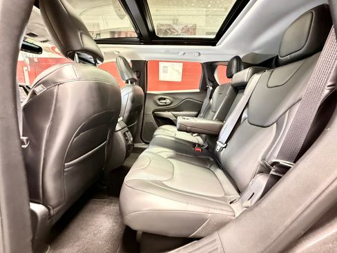 Used 2019 Jeep Cherokee Limited w/ Luxury Group AWD/4WD image 34