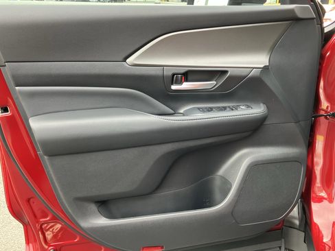 Used 2025 Toyota Grand Highlander FWD image 14