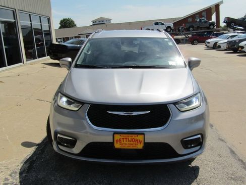 Used 2021 Chrysler Pacifica Touring-L FWD image 13