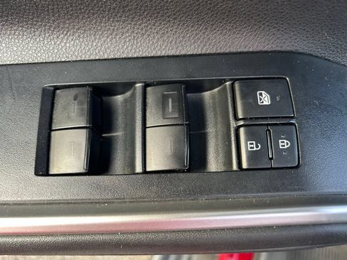 Used 2022 Toyota Highlander XLE FWD image 19