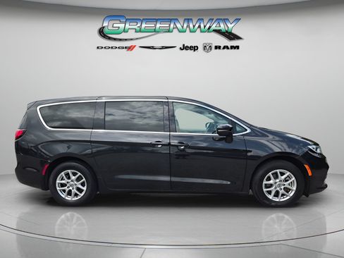 Used 2023 Chrysler Pacifica Touring-L FWD image 4