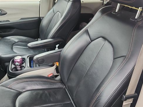 Used 2020 Chrysler Pacifica Touring-L image 11