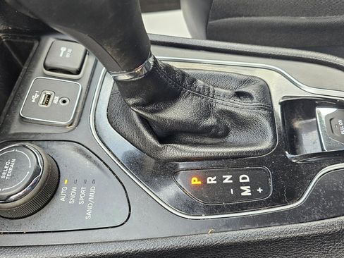 Used 2020 Jeep Cherokee Limited image 24