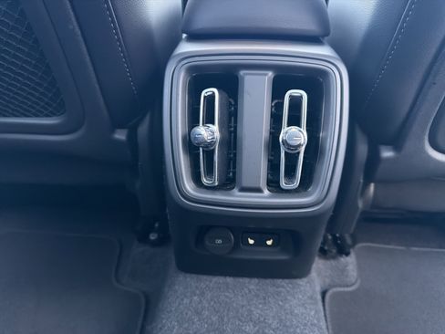 Certified 2025 Volvo XC40 B5 Core image 37