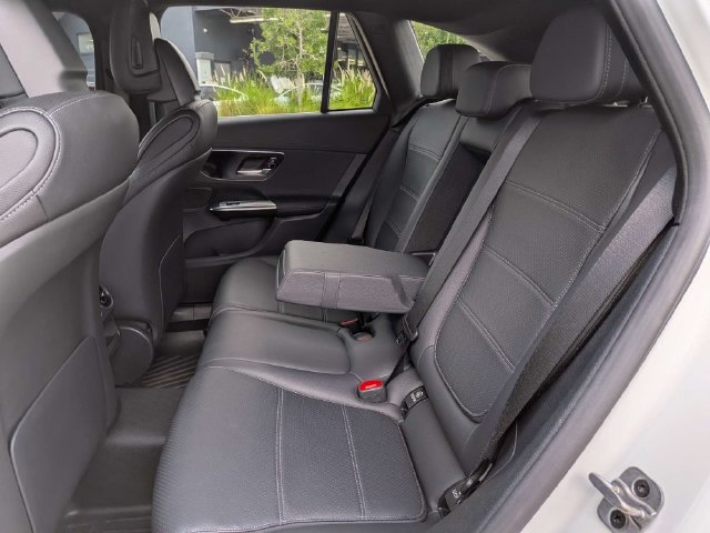 Used 2025 Mercedes-Benz GLC 300 4MATIC image 13