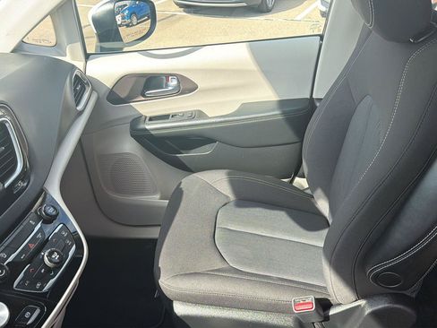 Used 2023 Chrysler Voyager LX FWD image 31