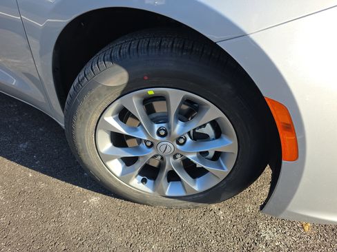 New 2026 Chrysler Pacifica Limited w/ Uconnect Theater Family Group image 25