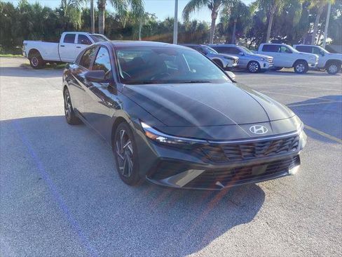 Used 2025 Hyundai Elantra SEL FWD image 3