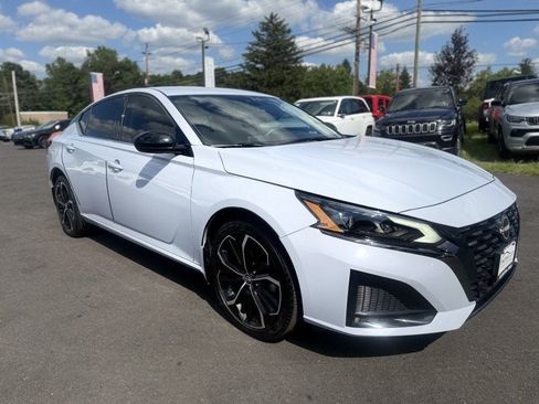 Used 2023 Nissan Altima 2.5 SR AWD/4WD image 2
