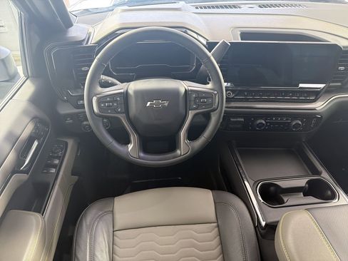 Used 2025 Chevrolet Silverado 2500 ZR2 w/ Technology Package image 27