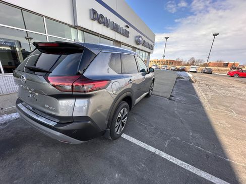 Used 2021 Nissan Rogue SV w/ Premium Package image 3