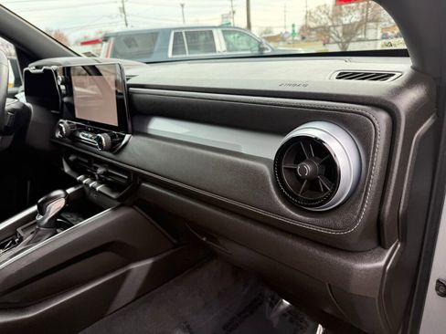 Used 2023 Chevrolet Colorado LT image 29