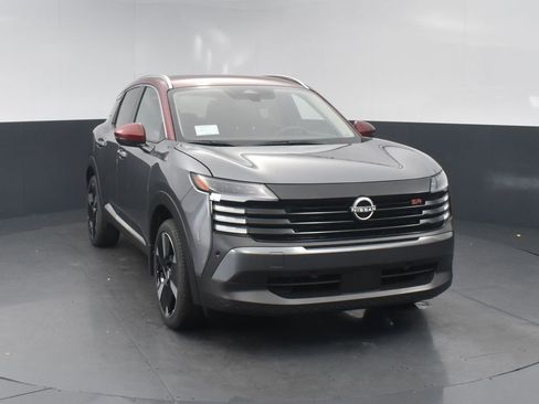 Used 2025 Nissan Kicks SR AWD/4WD image 2