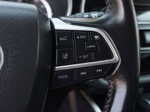 Used 2023 Toyota Highlander XLE FWD image 22