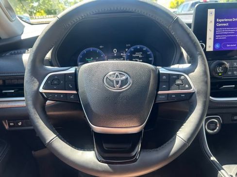 Certified 2025 Toyota Grand Highlander AWD image 17