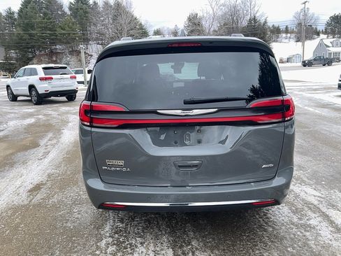 Certified 2022 Chrysler Pacifica Touring-L image 6