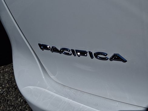 New 2027 Chrysler Pacifica Select FWD image 5