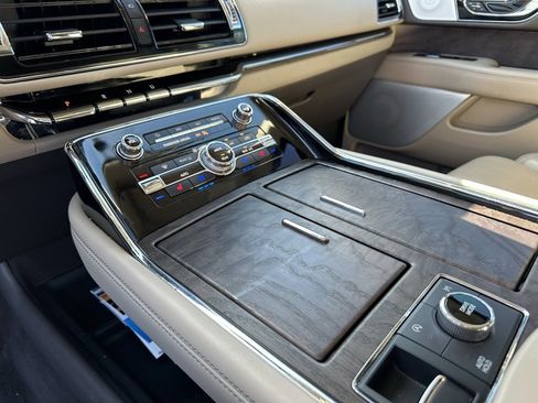 Used 2023 Lincoln Navigator Reserve image 14