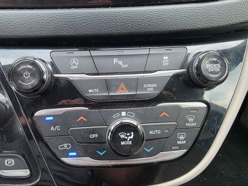 Used 2019 Chrysler Pacifica Touring-L w/ Tire & Wheel Group FWD image 15