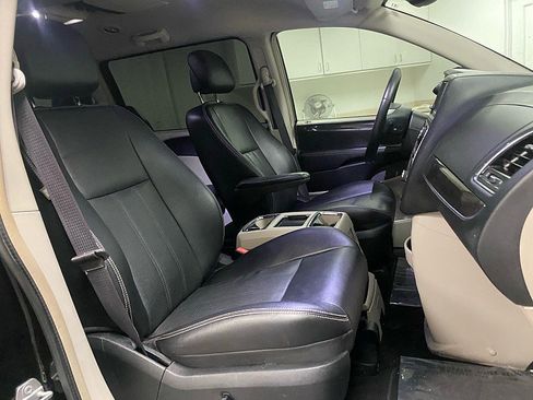 Used 2015 Chrysler Town & Country Touring-L image 14