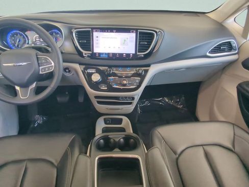 Used 2024 Chrysler Pacifica Touring-L FWD image 11