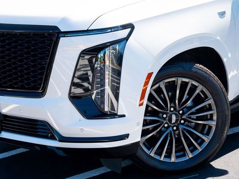 Used 2025 Cadillac Escalade Sport Platinum AWD/4WD image 3