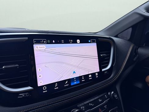 Used 2023 Chrysler Pacifica Pinnacle FWD image 27