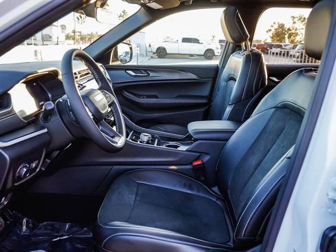 New 2025 Jeep Grand Cherokee Altitude image 19