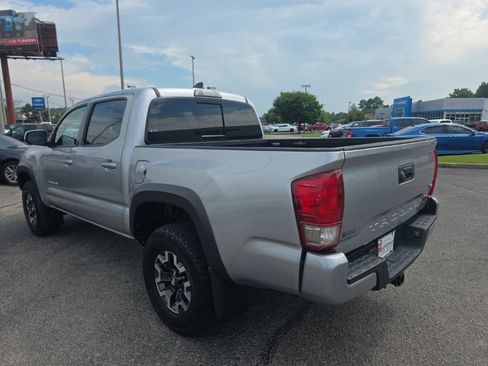 Used 2017 Toyota Tacoma SR5 AWD/4WD image 6