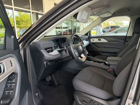 Used 2025 Ford Explorer Active image 4