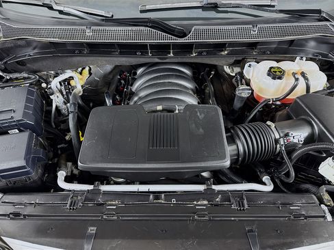 Used 2024 Chevrolet Suburban Premier image 32