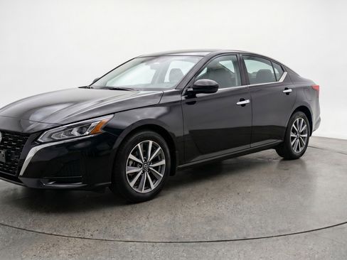 Used 2025 Nissan Altima 2.5 SV FWD image 3
