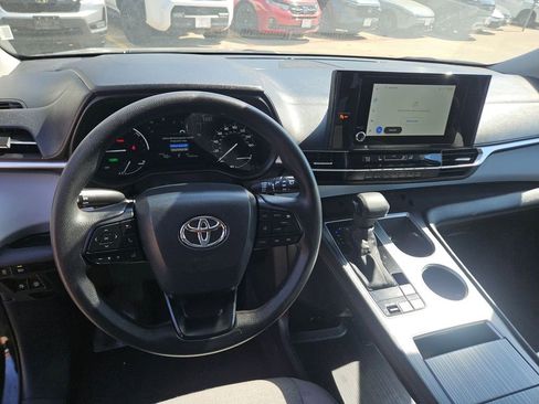 Used 2025 Toyota Sienna LE image 17