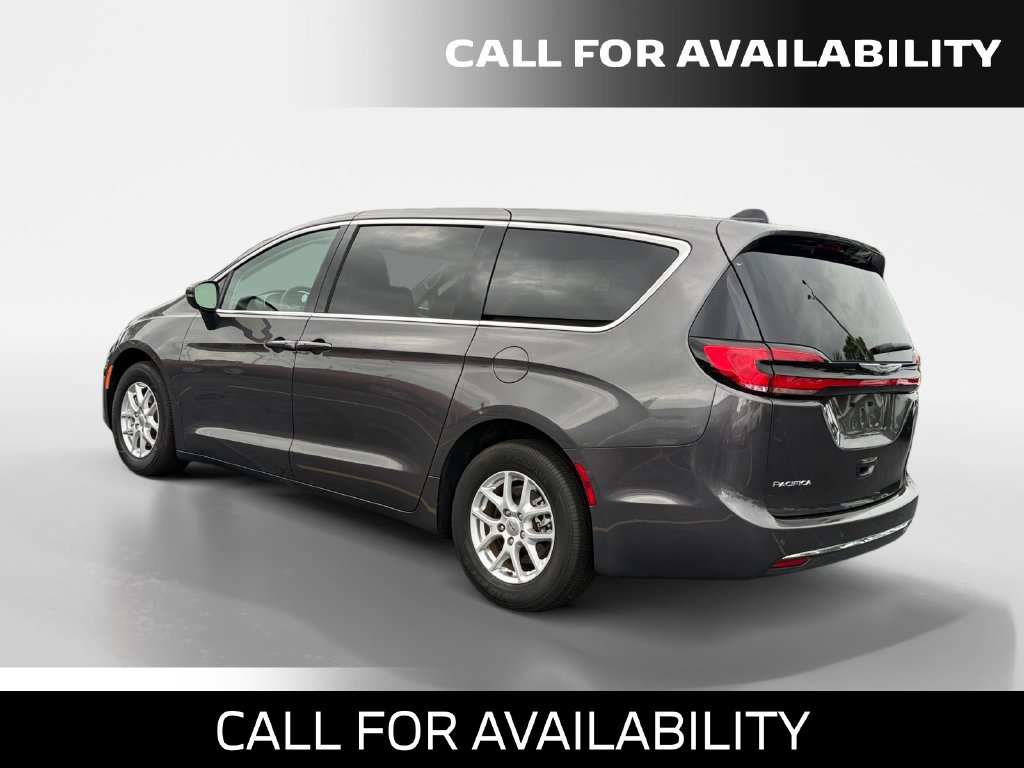 Used 2023 Chrysler Pacifica Touring-L FWD image 3